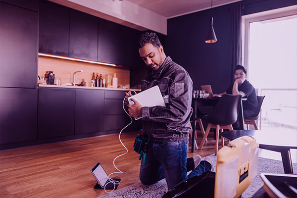 Homem configurando o Wi-Fi Protected Setup do roteador. 