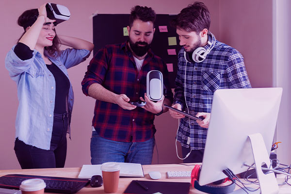 Dois homens e uma mulher conhecendo as configurações do óculos de realidade virtual