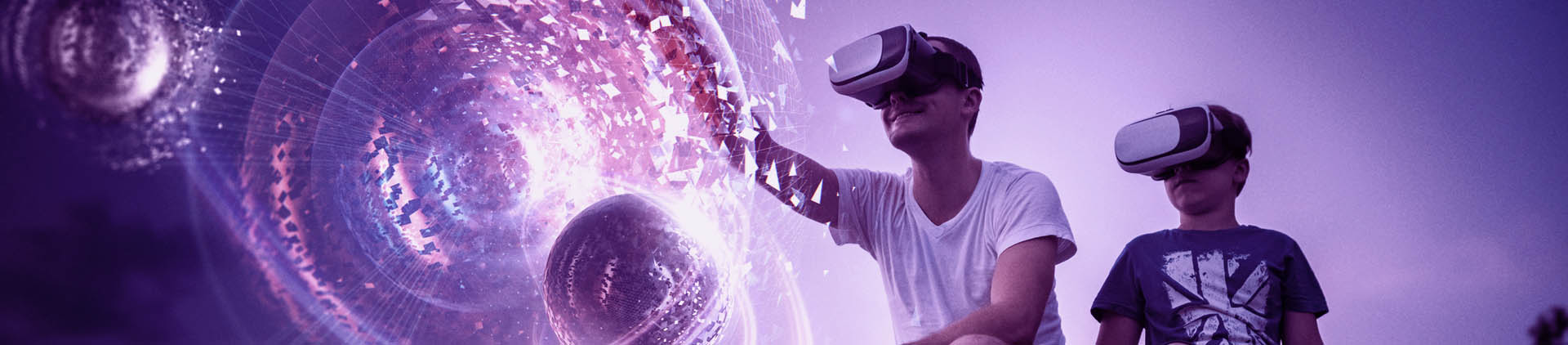 Dois garotos jogando jogos de realidade virtual em um cenário similar a uma galáxia