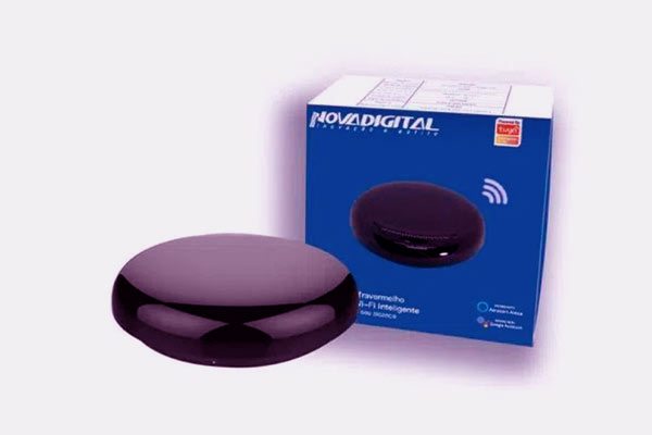 Imagem do Controle Remoto Wifi Inteligente Universal com sua caixa azul ao lado. 
