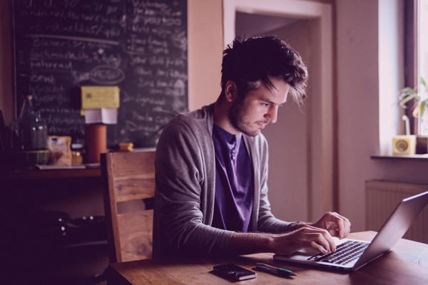 Imagem de um homem trabalhando no notebook.