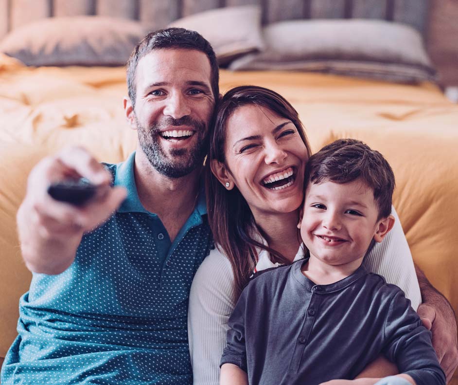 Imagem de família assistindo televisão