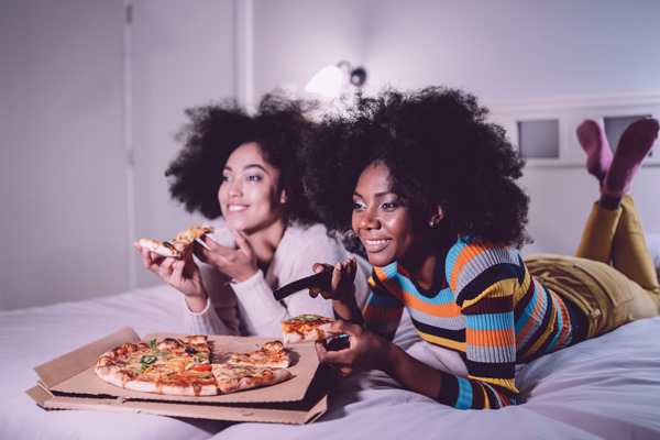 Imagem de mulheres comendo pizza