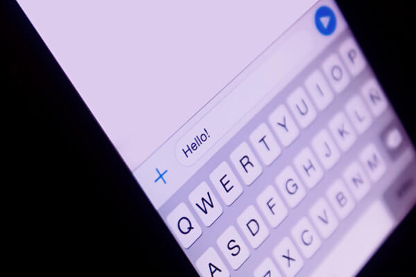 Imagem da tela de um smartphone onde é exibido o teclado de texto. Lê-se: "Hello!"