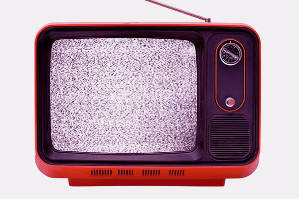 Foto de uma TV sem sinal de modelo retrô