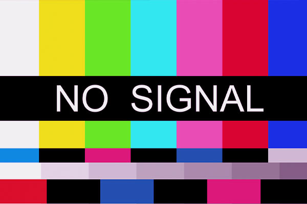 TV com várias tiras coloridas com o escrito Sem Sinal no centro