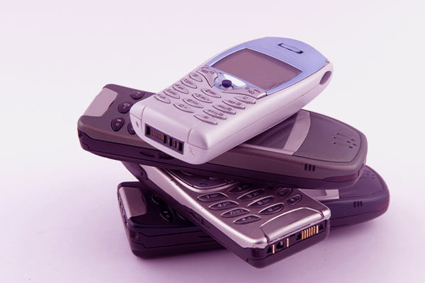 Celulares antigos dos anos 1990 e início anos 2000 empilhados