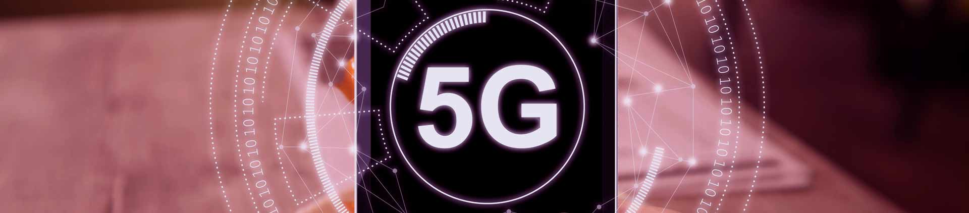Celular com o escrito 5G na tela, rodeado por um mapa representando a conectividade