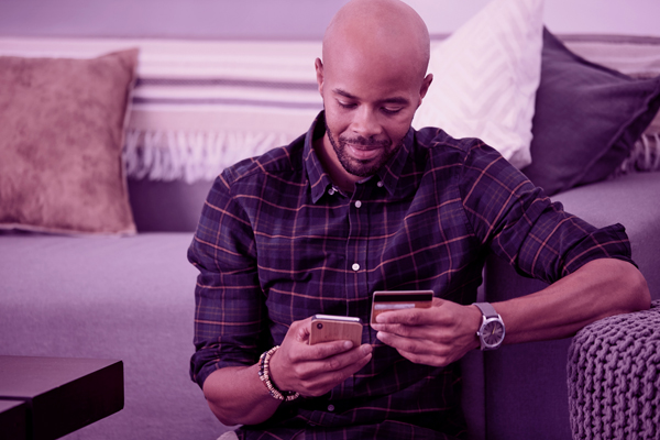 Imagem de home usando cartão no smartphone