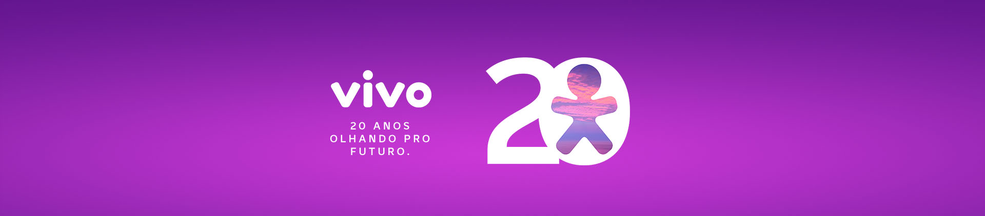 Lê-se: "Vivo, 20 anos olhando pro futuro.