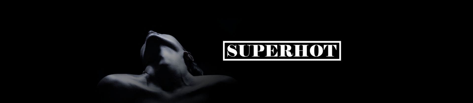 Imagem de uma mulher com a cabeça bem erguida para trás e ao lado o logo do Superhot