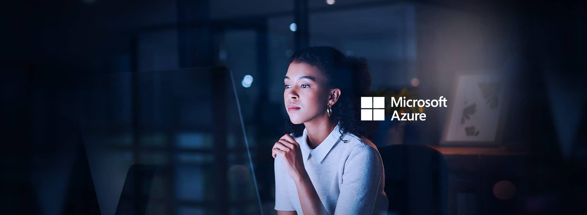 Imagem de uma mulher mexendo em um computador e o logo da Microsoft Azure.