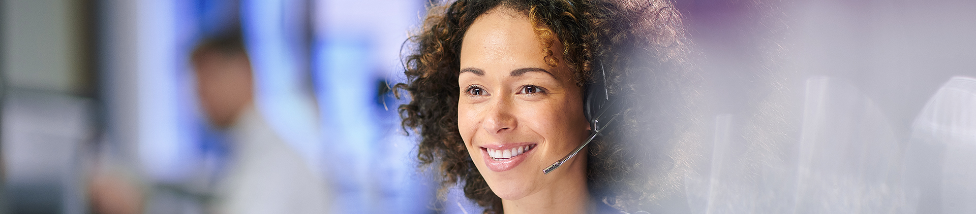 Foto de uma mulher falando ao headset.