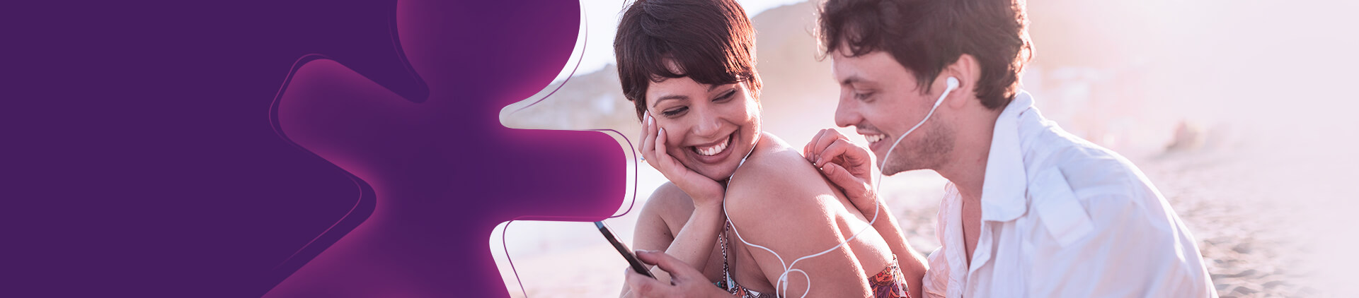 Fotografia de uma mulher e um homem brancos sorrindo compartilhado um fone, com o Vivinho ao lado.