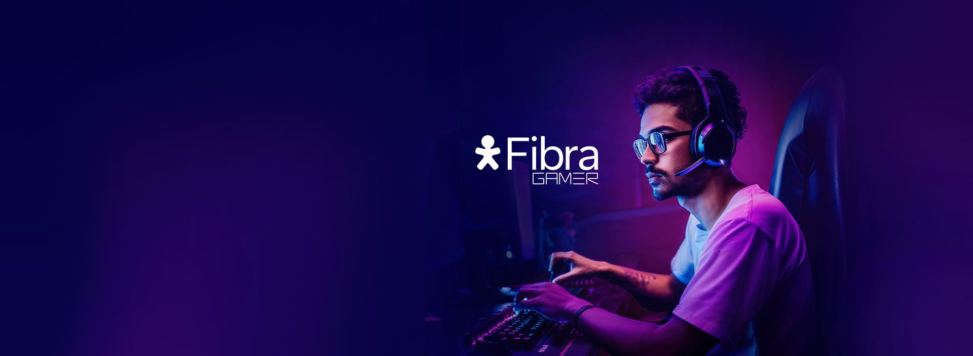 Imagem gerada em IA de um jovem com headset utilizando um computador. Lê-se: Fibra Gamer.