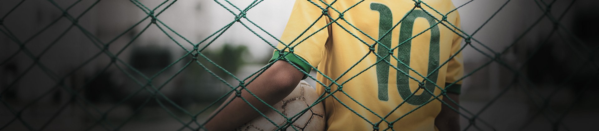 Fotografia das costas de um garoto usando a camisa 10 do time da seleção brasileira de futebol.