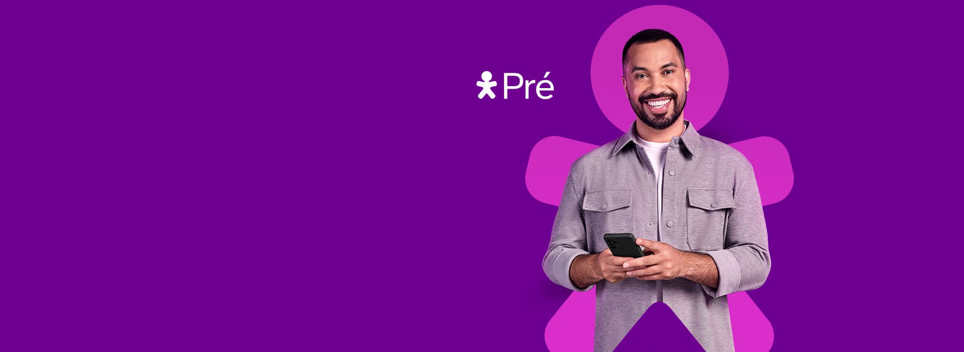 Imagem do Gil do Vigor sorrindo segurando um smartphone ao lado o logo do Vivo Pré.