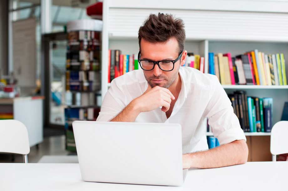 Imagem de um homem utilizando notebook